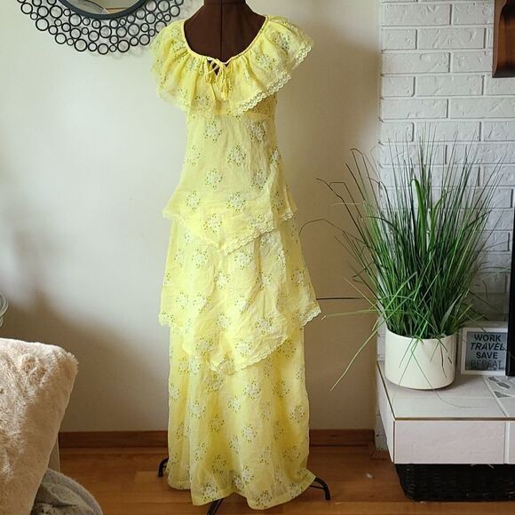 Dresses & Skirts - 70s Vintage Yellow Tiered Daisy Dress